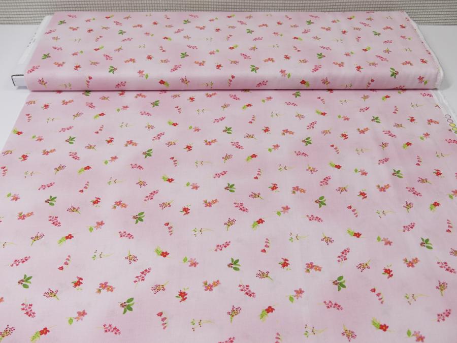 Patchworkstoff von Clothworks rosa mit kleinen Blumen in pink rot Ballenbreite